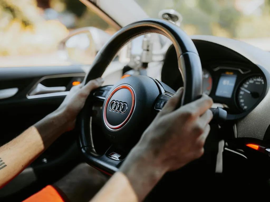 Volant qui se bloque en roulant : causes possibles, gestes d'urgence et diagnostic avant le garage
